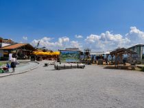 Im Panoramarestaurant oder in der Kaiserlodge (Bedienung) kannst Du Dich stärken. Davor gibt es bereits Trampoline und Spielgeräte. • © alpintreff.de - Christian Schön